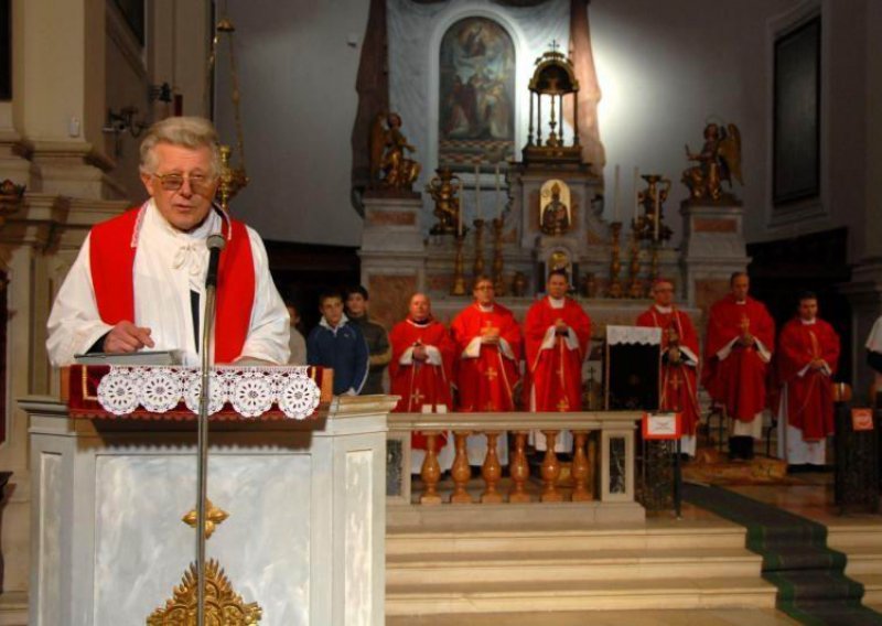 Vodnjanski župnik istjerao 6.000 'razgolićenih' turista iz crkve!