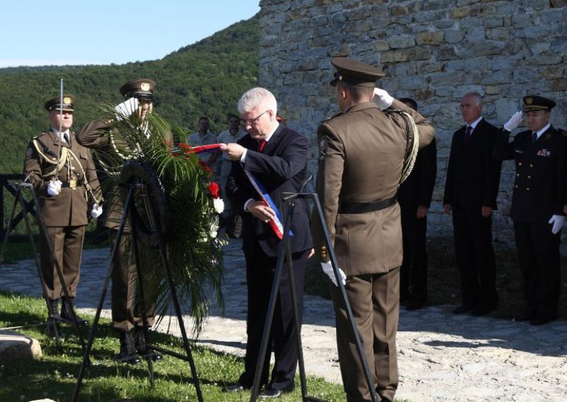 Top state officials lay wreaths at Homeland Altar