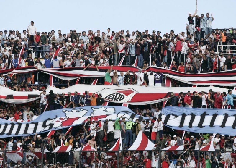 Navijači objašnjavali igračima River Plate kako ne ispasti iz Prve lige