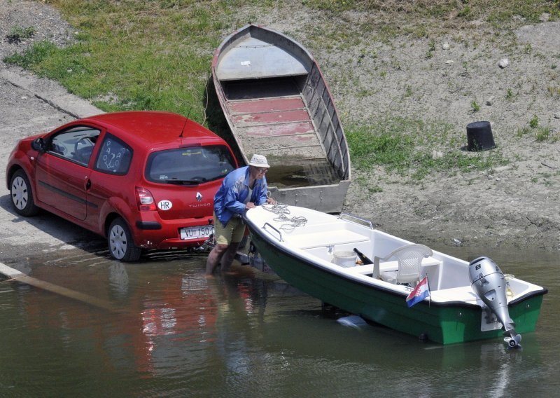 Masna mrlja iz kanalizacije na Dunavu kod Vukovara