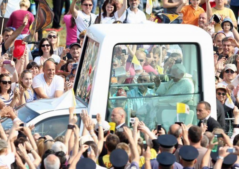 Pope given splendid reception in Croatia