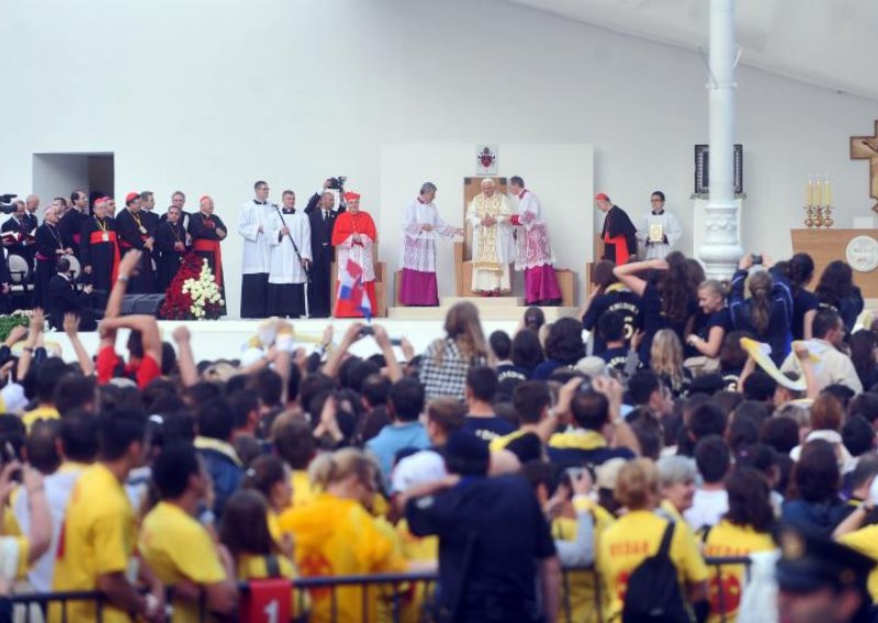30,000 young people at Prayer Vigil with pope