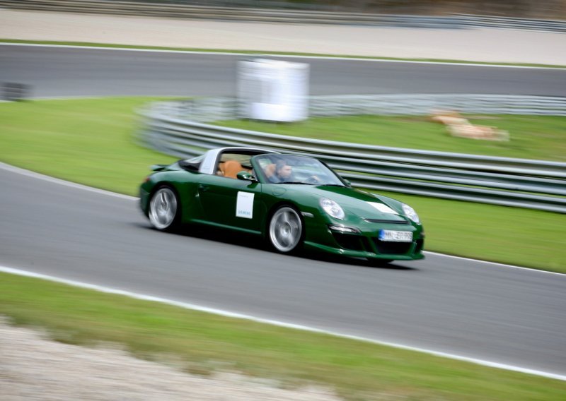 Ovako izgleda vožnja električnim Porscheom!
