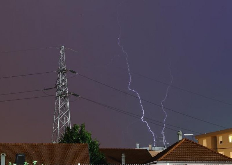 Grom izazvao dva požara na iločkom području