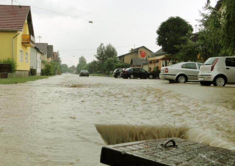 Obilna kiša s tučom izazvala poplave u obiteljskim kućama