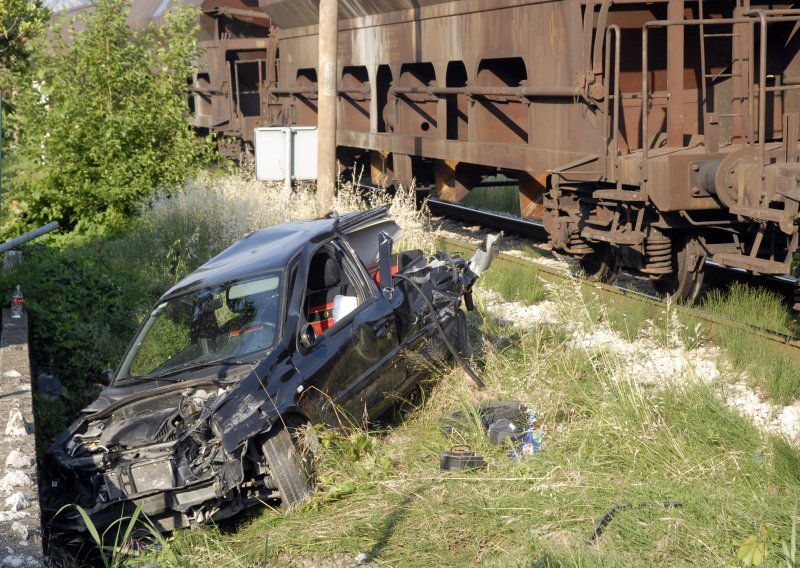 Teretni vlak udario u automobil