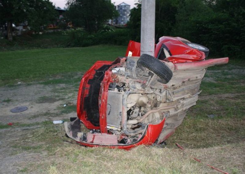 U smrskanom Opelu poginuo vozač, djevojka se bori za život