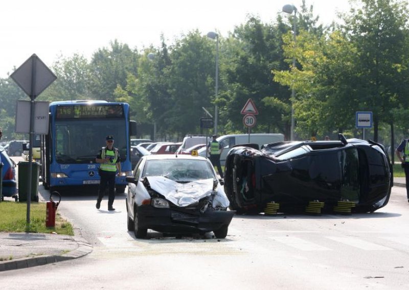 Na Malešnici sudar triju automobila, jedan završio na boku