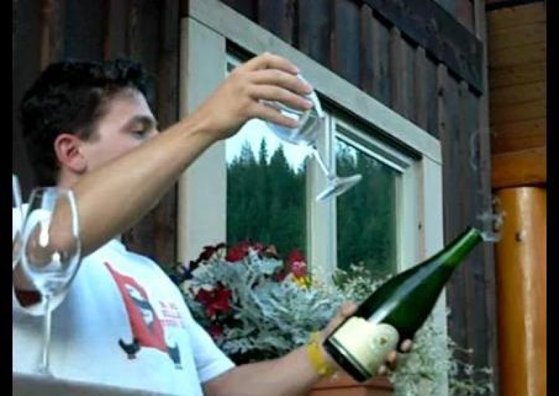 Kako čašom otvoriti šampanjac