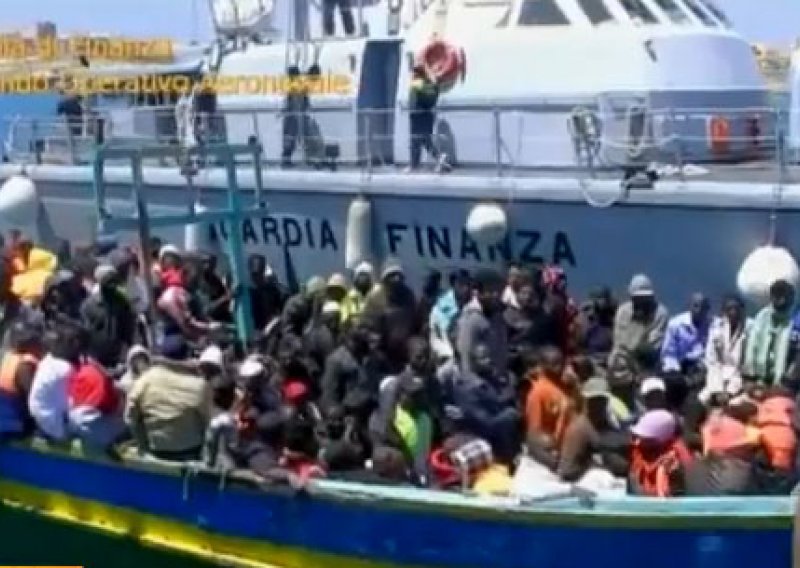 Brod s 300 imigranata potonuo blizu talijanske luke