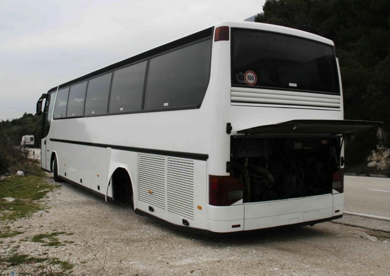 Autobusu u vožnji otpao kotač