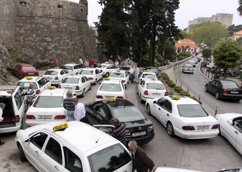 Dubrovački taksisti prosvjedovali protiv novih koncesija