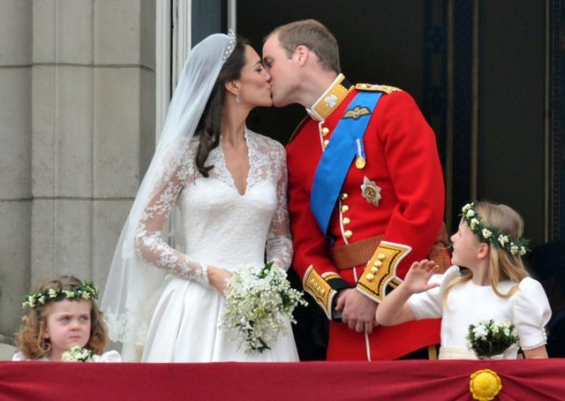 Prvi poljubac govori da će William i Catherine imati sretan brak