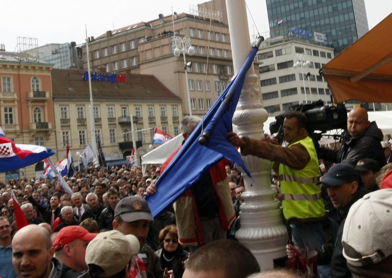 'Župani i gradonačelnici, skidajte europske zastave!'