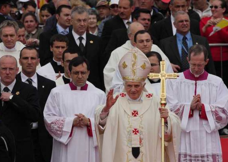 Papa upozorio na opasnost od udaljavanja od vjere