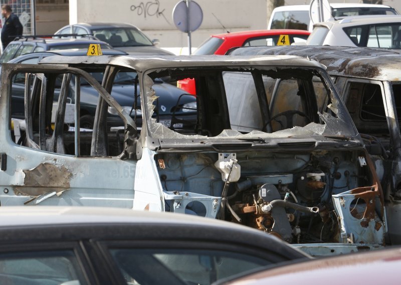 Pred zgradom policije izgorjela četiri auta i čamac