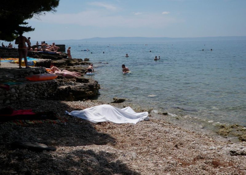 Opet se kupali pored leša na plaži