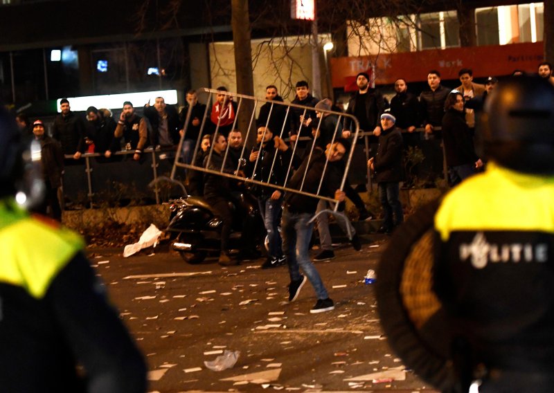 Buran skup Turaka u Amsterdamu: Policija rastjerivala šmrkovima, šestero privedenih