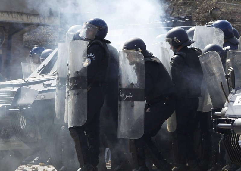 Policija suzavcem rastjerala alžirske prosvjednike