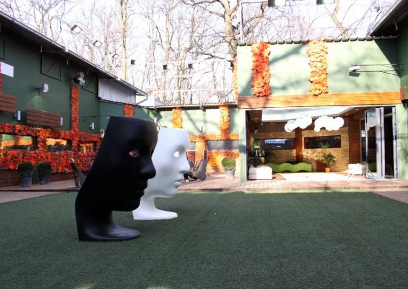 Big Brother razvalio dvorište kuće