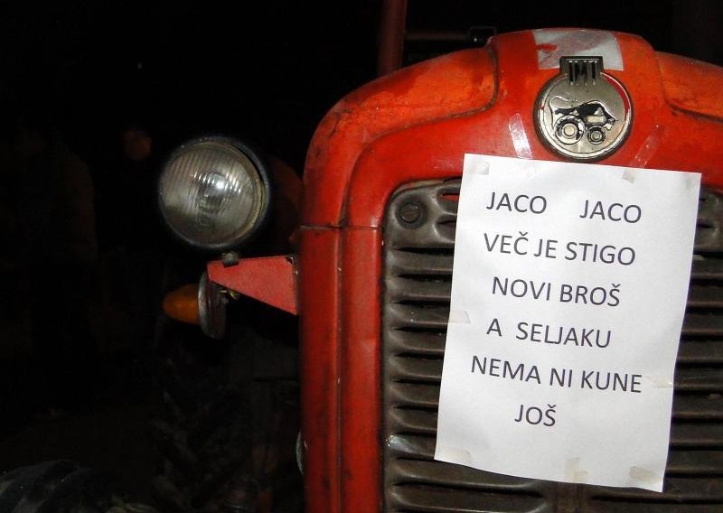 Više od 200 traktora i drugu noć blokira slavonske prometnice