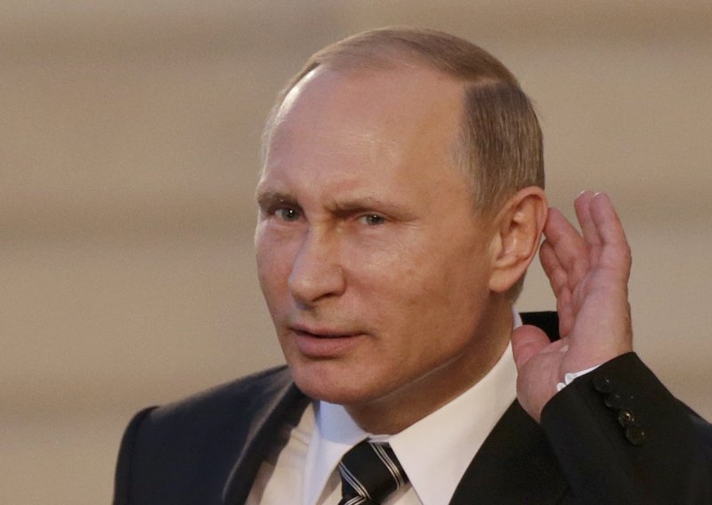 Tijekom prijema pao poslužavnik s čašama, Putin nije ni trepnuo