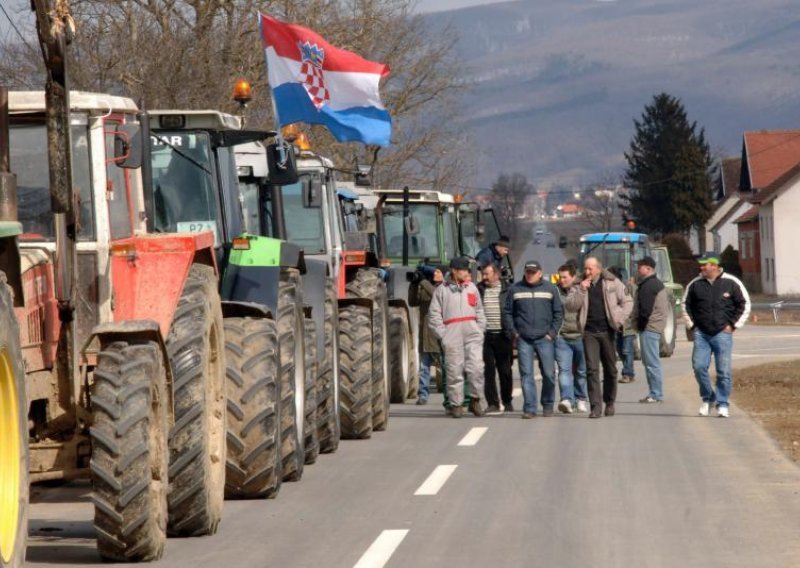 Protesting farmers continue blocking intersection in Ferovac