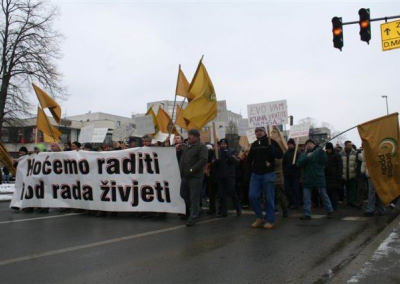 Tristotinjak ljudi tražilo plaće u firmi bez vlasnika