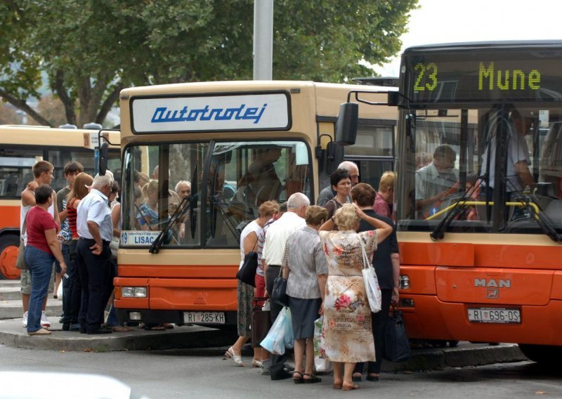 Kamenom razbili glavu vozaču te ga istukli