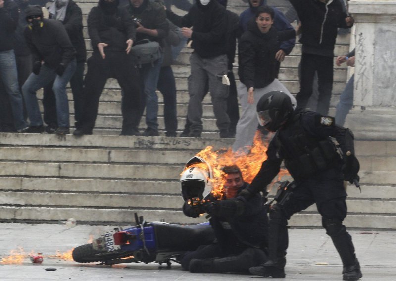 Prosvjednici Molotovljevim koktelom zapalili policajca