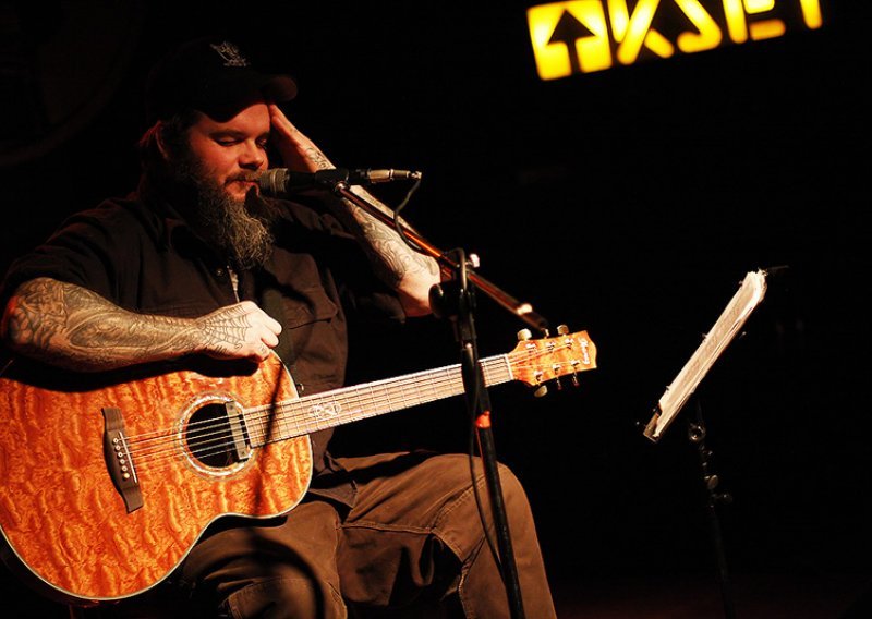 Frontmen Neurosisa u 'nježnom' izdanju