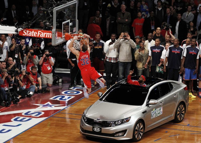 Blake Griffin zakucao preko automobila