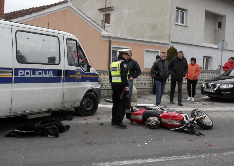 Policijskim vozilom teško ozlijedio motociklista