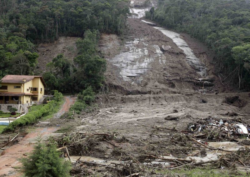 U poplavama kod Rija poginule 744 osobe