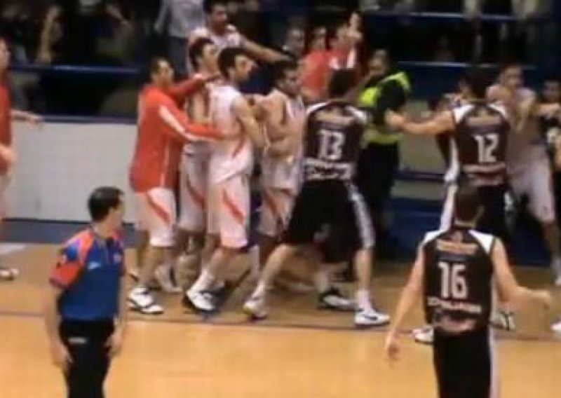 Opća tučnjava na utakmici srpskih košarkaša