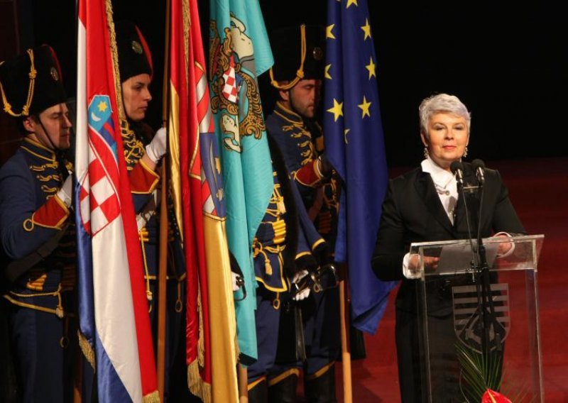Kosor pred vojskom šuti o prosvjedima branitelja