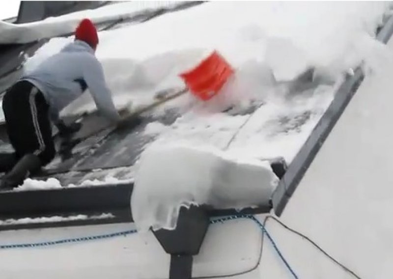 Kako ne čistiti snijeg s krova