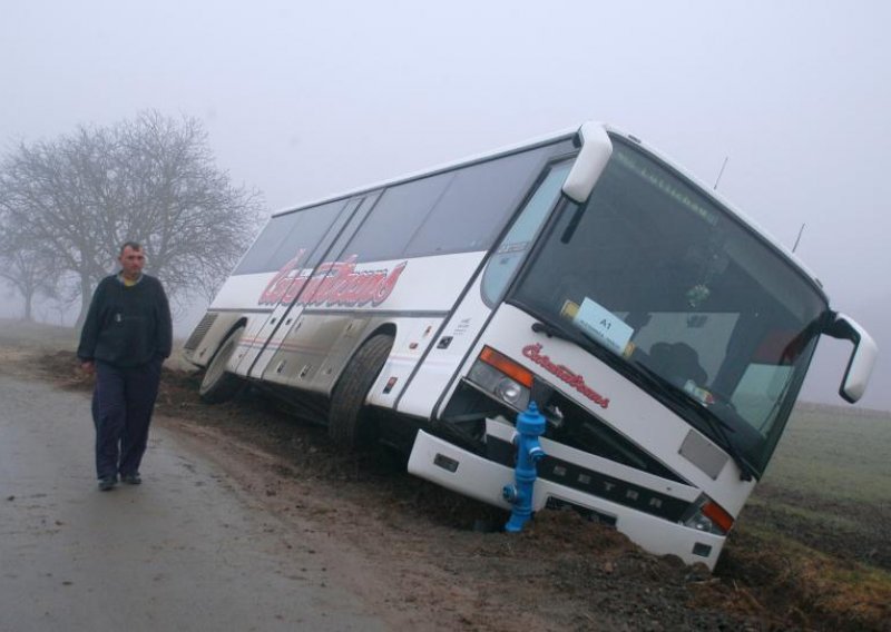 Autobus sletio s ceste u kanal