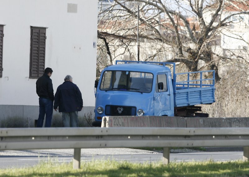 Iskočio iz 'tamića' u vožnji i pobjegao policajcima