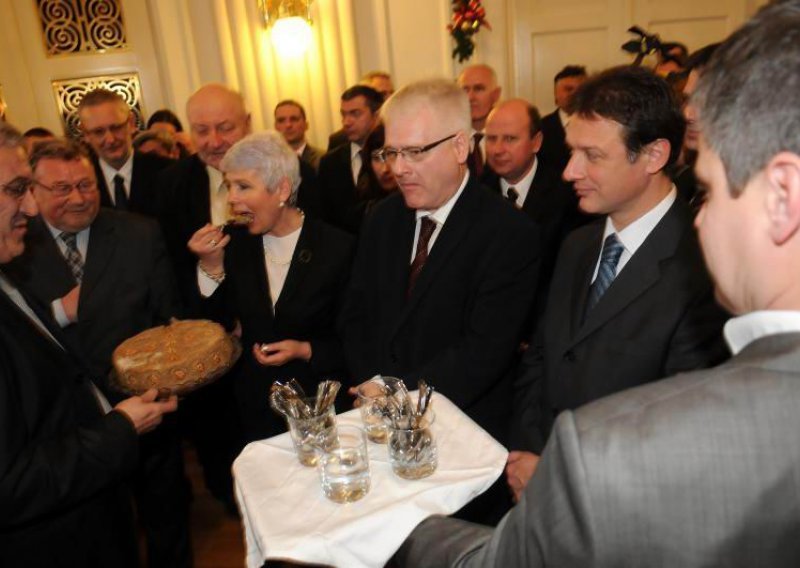 Josipovic, Kosor: Serb minority is important for democracy in Croatia