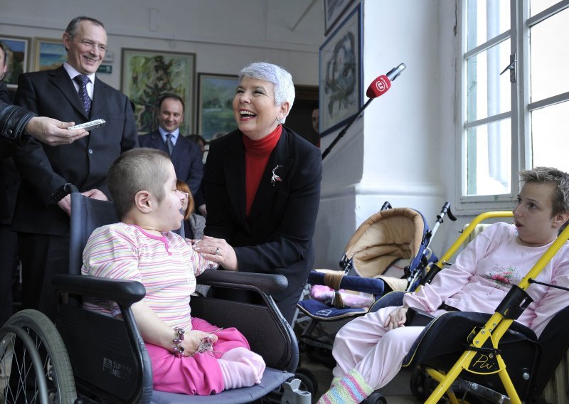 Kosor djeci donijela pidžamice i igračke