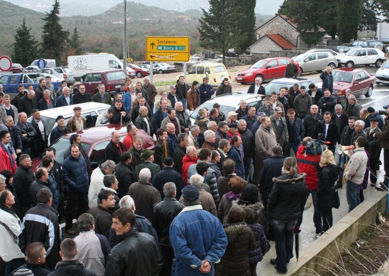 Oko 500 ljudi prosvjedovalo zbog ceste Makarska - Vrgorac