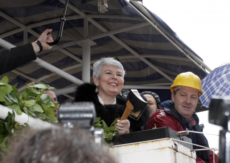 Pjesnički raspoložena kuma Kosor porinula brod 'Velebit'