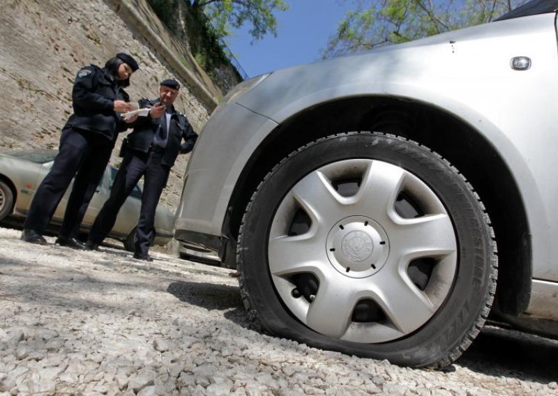 Izbušili gume i ukrali beogradske tablice