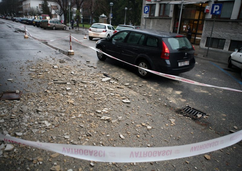 Vjetar odnio kućicu s autobusne stanice i oštetio 11 auta