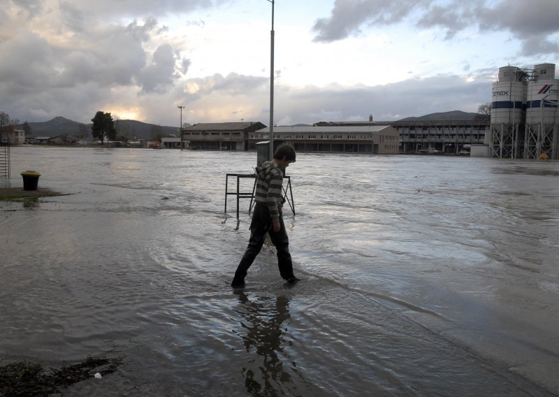 Water level of Neretva falling at Metkovic, rising at Opuzen