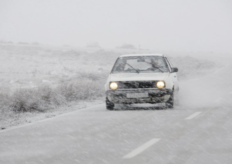 Lijeni ste očistiti auto od snijega? Pripremite 700 kuna