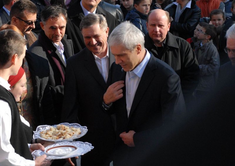 Tadic and Josipovic visit fair, Serb returnee family in Gracac