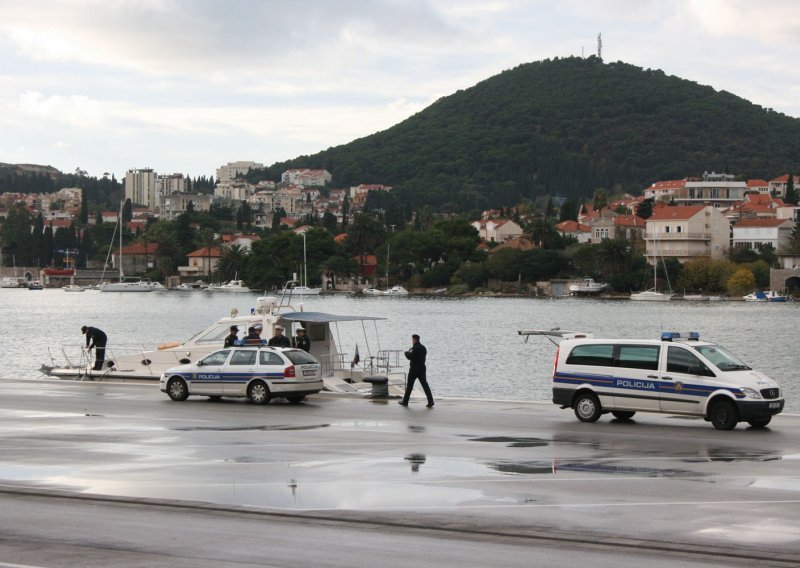 Auto sletio u more, poginula dva mladića