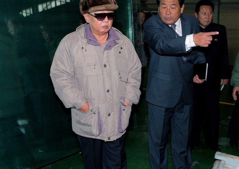 Kim Jong-il i sin posjetili topničku bazu